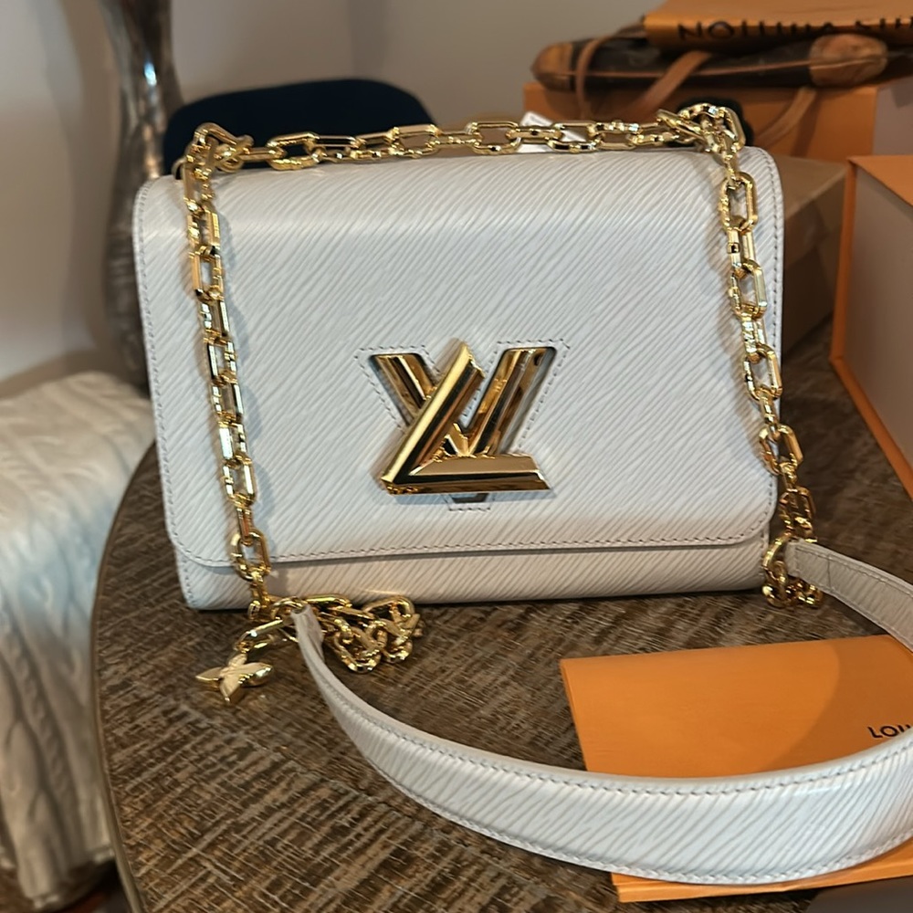 Louis Vuitton Twist MM Shoulder and Cross Body Bag. In great condition. - Picture 3 of 17